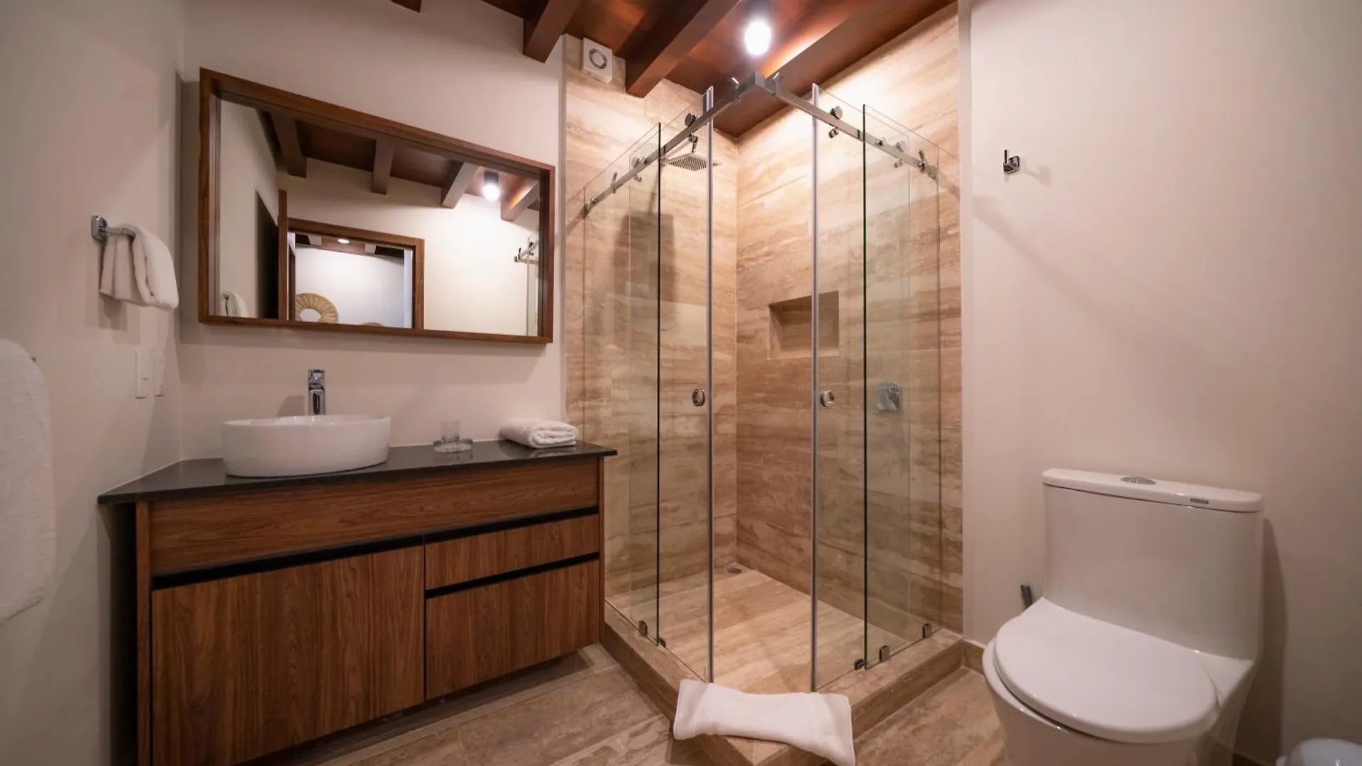Luxury 2 Bedroom Condo - Infinity Pool At Awa Residences In Playacar, Awa 107 신데 델 카르멘 펜션